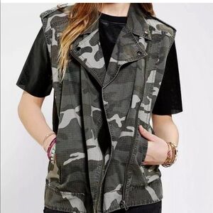 Silence Noise Embroidered Camo Vest Army-Size Small